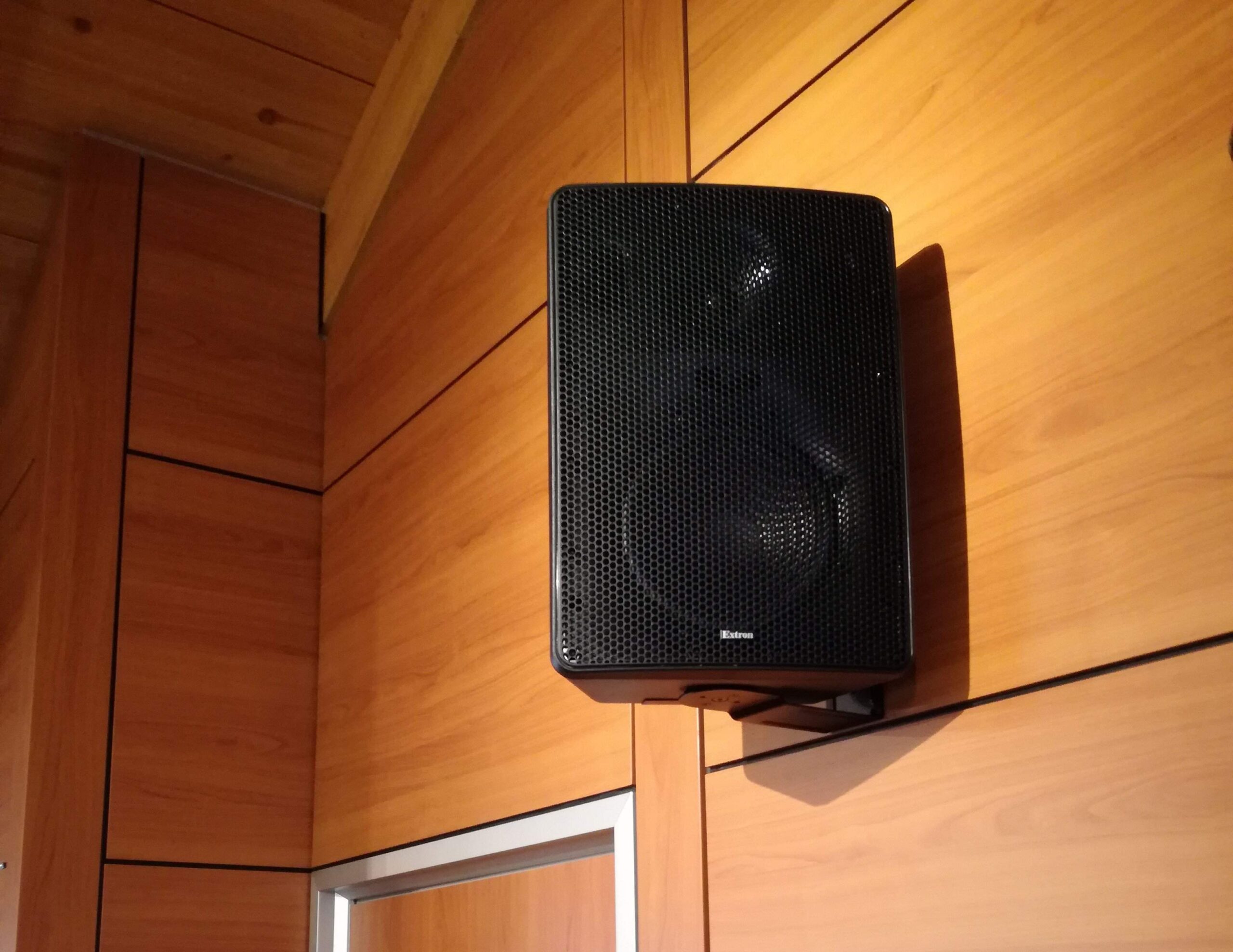Diffusore acustico Extron montato a parete nella sala consigliare di Albiano