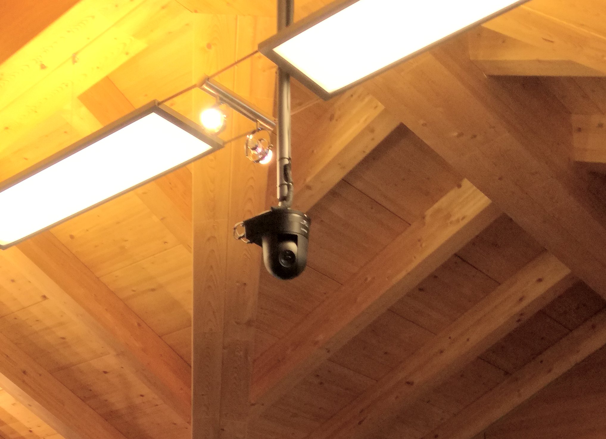 Telecamera PTZ installata sul soffitto in legno della sala consigliare di Albiano