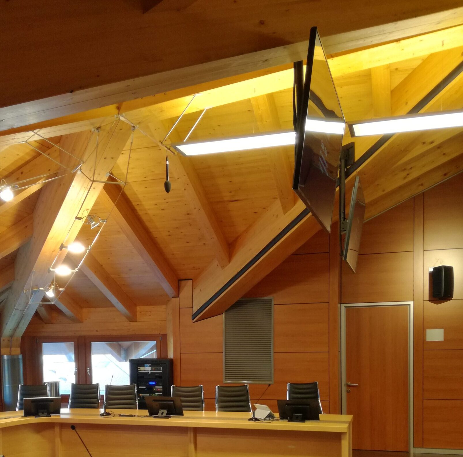 Monitor a soffitto con braccio orientabile nella sala consigliare di Albiano