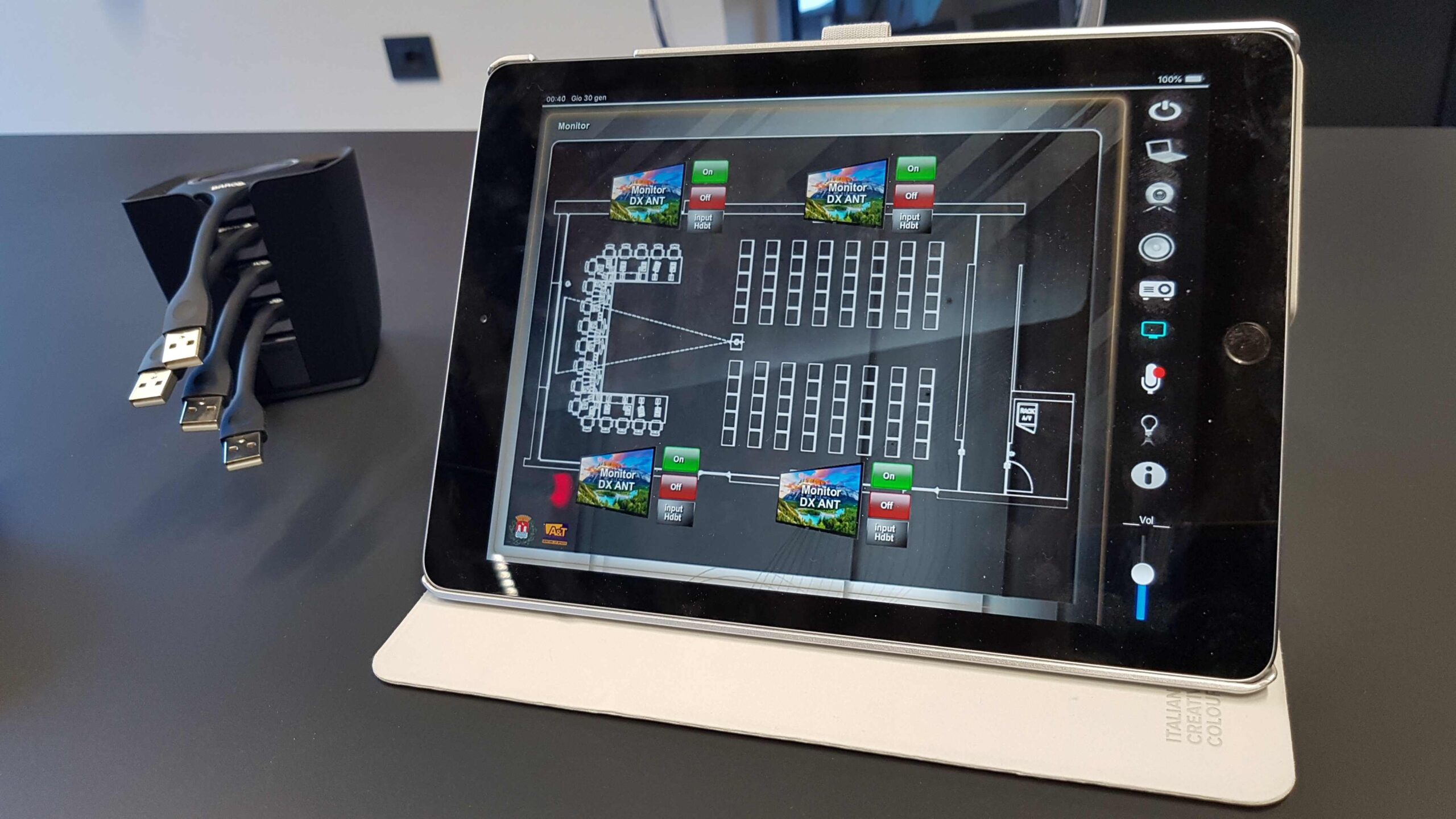 Tablet iPad con interfaccia di controllo impianto audio-video nella sala consiliare di Torbole