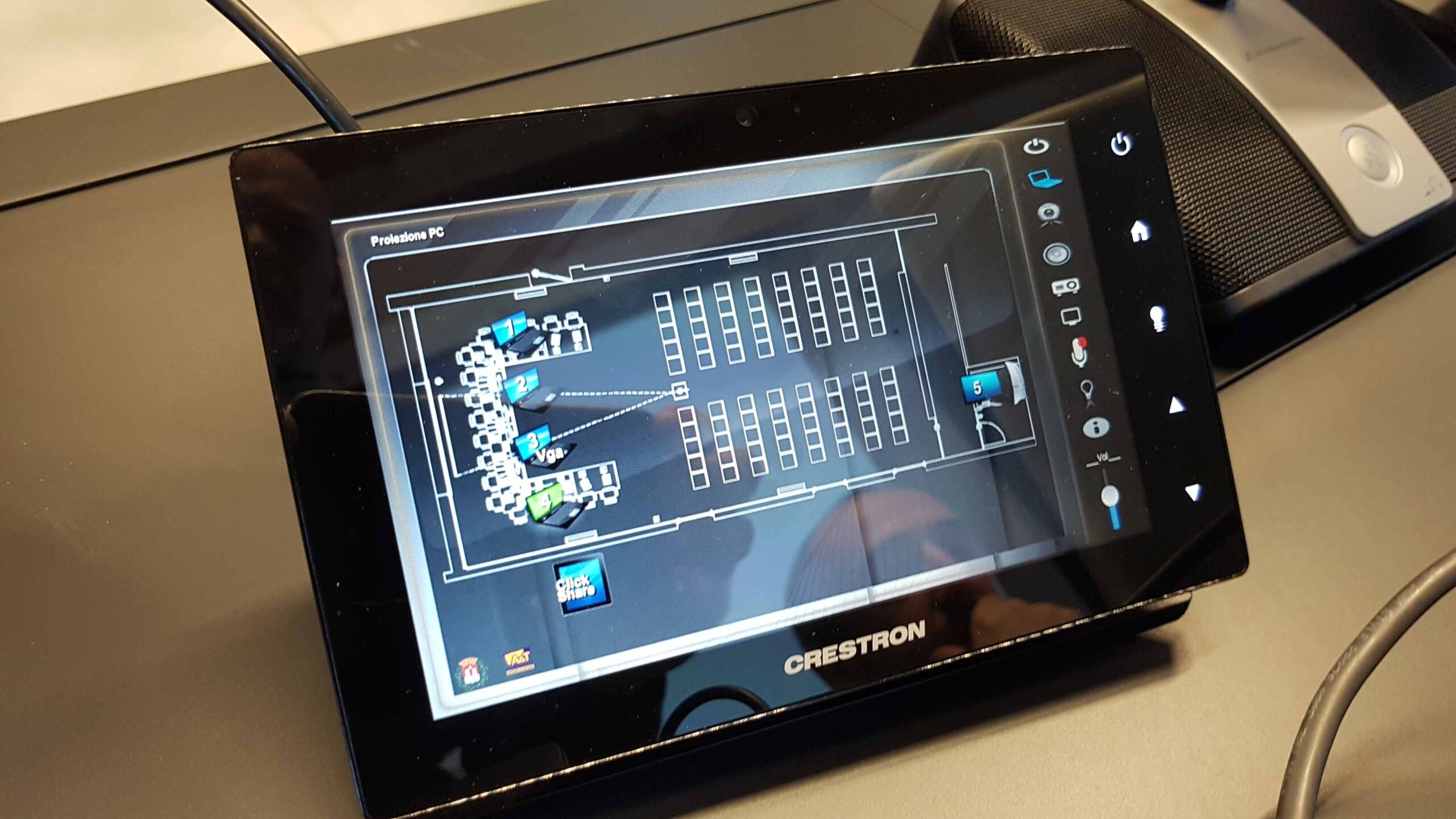 Pannello touch Crestron con mappa interattiva della sala consiliare di Torbole