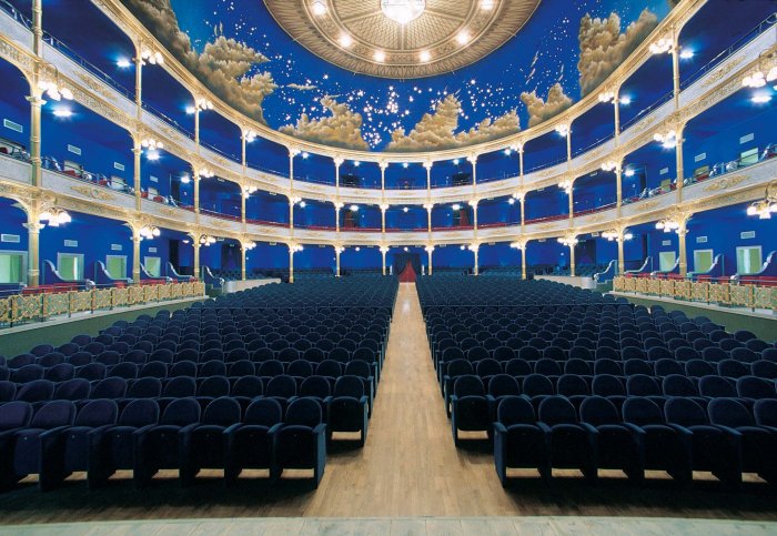 Vista frontale della platea e dei palchi del Teatro Politeama Rossetti di Trieste con soffitto affrescato